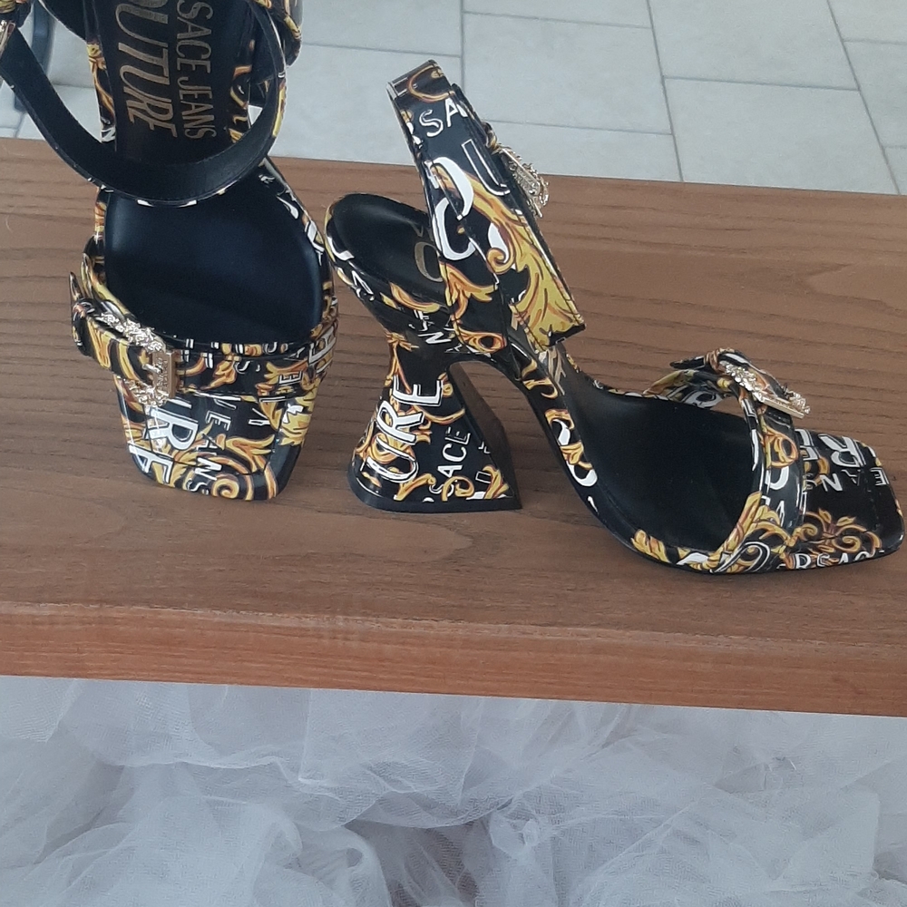EUC Versace 💛 JEANS COUTURE Black and Gold Patterned Heels SZ 7.5 - Picture 9 of 11